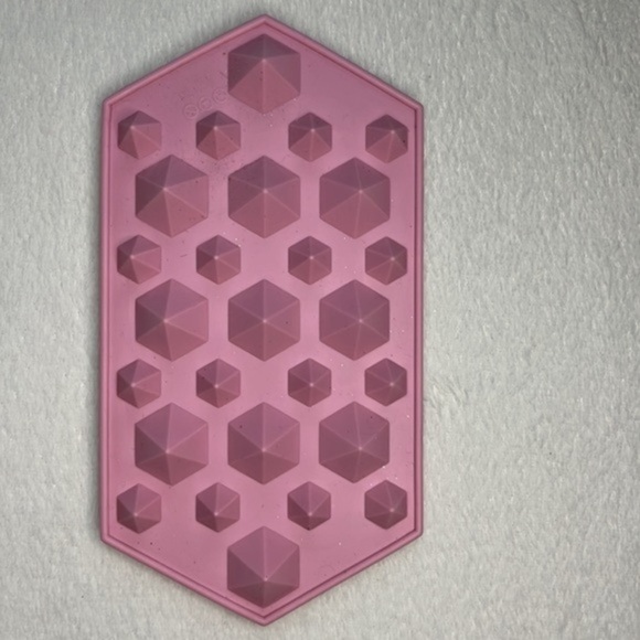 3D Diamonds Ice Cube Silicone Tray Mold: Ice Cubes, Chocolates, & Soaps in Pink! - Picture 4 of 6